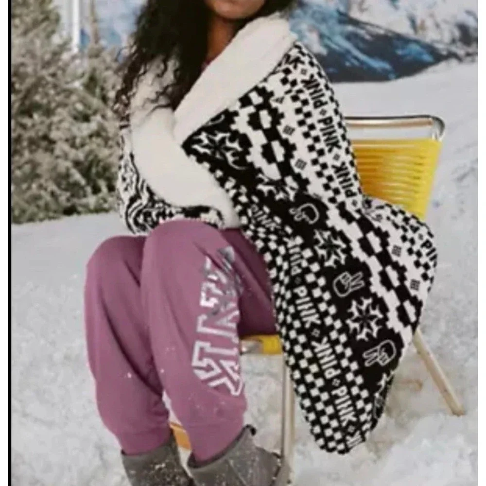 NEW Love PINK Victoria's Secret Cozy Sherpa Blanket Dorm Room College Gift NWT